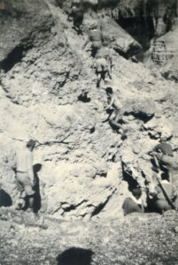 הטיפוס למצוק עין גדי, מרץ 1949. 
כיתה התמקמה על המצוק מעל עין גדי שחלש על הדרך לחברון. כשהחברה הגיעו לראשונה למקום הנידח הזה בלילה גשום ובוצי, מי שהוביל אותם לראש המצוק היה לא אחר משמריה גוטמן הסייר הנודע.