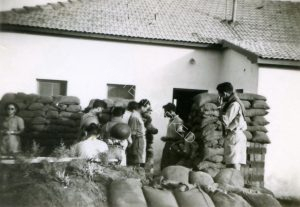 4 ביוני 1948, תחנת עזרה ראשונה בקבוץ המעפיל בזמן המבצע לכיבוש הכפר קקון. התמונה באדיבות החובש אורי נויבורגר.
