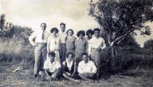 1930, תצלום משפחתי חגיגי.
עומדים מימין: פנחס ויינברג, לא ידועה, פרומה אשתו של פנחס, יפה אחותו של פנחס ולידה בעלה יחיאל רוזנר, לא ידועה, יהושע טורנר. יושבים מימין: לא ידוע, בתיה ויינברג אחותו הצעירה של פנחס, שמעון פרידמן אחיה הצעיר של פרומה.