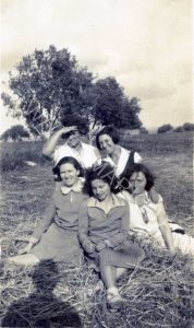 1930, באותה הזדמנות.
למעלה מימין: בתיה ויינברג, לא ידועה. למטה מימין: לא ידועה, פרומה ויינברג לבית פרידמן, יפה ויינברג.