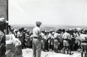 רכס קולה, יום הזיכרון הראשון לנופלים, יולי 1949.
חברים לנשק ובני משפחה ליד המצבה שזה אך הוקמה. נקודת המבט מהרכס עליו נפלו הבחורים, מזרחה.