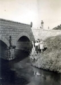 הגשר ב"חוטם הכרמל" טרם פיצוצו ע"י חוליית אנשי לח"י. 
הגשר מעל נחל התנינים ב"חוטם הכרמל" פוצץ בתחילת 1947 כגמול על פעולות הבריטים נגד הישוב. בתמונה, מימין: רות, בנימין זיתוני, תמר בן צבי ועמיצור כהן, זוגות מטיילים תמימים לכאורה שנשלחו למשימת איסוף מידע על הגשר כדי לתכנן פיצוצו ותוך כך להצטלם לידו. פיצוץ הגשר נועד לפגוע בקו תנועה אסטרטגי של הבריטים. עוד בפרוט על הארועים ברקע התקופה מפי עמיצור כהן, בנספח.