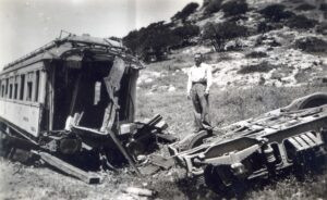 ביום 29 בפברואר 1948, רכבת שהסיעה מתנדבים ערבים ממצרים לסיוע לערביי חיפה חובלה ע"י אנשי לח"י והורדה מהפסים ליד "חוטם הכרמל", כקילומטר וחצי מערבית לבנימינה. אף שלא היוו יעד הפעולה, בקרון הניזוק פחות נפגעו גם לא מעט חיילים בריטים. יואב וילדר בתמונה צולם במקום שבועות מספר לאחר הארוע. וילדר, לוחם בן בנימינה, נהרג בתאונת אופנוע כחדשיים לאחר מכן. עוד על ארועי הפגיעה ברכבת ראו בנספח.