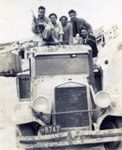 1945-46, בפעילות "ההגנה" באזור חוסמסה ומולדת (כיום חולון), ליד בית החרושת לעורות, שם מוקמו סליקים של נשק ותחמושת. בסופי שבוע ה"חברה" היו מגיעים לשם, שולפים מקלעים מוסלקים ומתאמנים בירי בחולות, הרחק מעיני הבריטים. 
המשאית, "ריו" מודל 1934 של מרדכי ("ג'דה") עופר, ראשון מימין בתמונה, הופעלה בשרות "ההגנה", בין היתר גם בהתקפה (שנכשלה) על מחנה הצבא הבריטי בשרונה ב 22 בפברואר 1946.