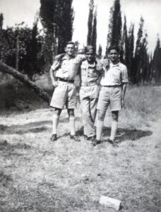 אותו זמן, אותו מקום. מימין: "פוליק" שקלרש, בנימין טריוואקס וצבי אברמסון. 
בנימין טריוואקס נפל בקרב לכיבוש הכפר טנטורה ימים ספורים לאחר קום המדינה.