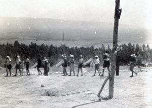 קיץ 1928, חברים וחברות ביציאה לעבודות היום, מוגנים היטב נגד השמש הקופחת.