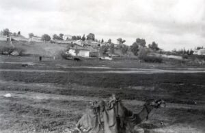 חדרה, פברואר 1936. על ההקשר להתפתחותה של קבוצת רודגס כותב יוסי כץ בספרו (צוטט עוד קודם לכן), בעמ' 81. 
ראשיתה של קבוצת "אריה", הקבוצה הראשונה של עליית הנוער הדתי שנקלטה ברודגס: לאחר שתי שנות הכשרה התגבש גרעין קטן שרצה להקים קיבוץ עצמאי ולא להצטרף למשק הקיים. הגרעין עזב את רודגס ושהה חודשים מספר בכפר יונה ומשם עבר לחדרה ובה התגבש ושהה עד לעלייתו לעמק בית שאן ב 1939. בתחילת 1938 היו בקבוצה שבעים וחמישה חברים וחברות, רובם ככולם מקבוצת הנוער הגרמני וכן כמה חברים ותיקים מרודגס. כמו כן קלטה הקבוצה עוד שלושים וחמישה מבני הנוער הגרמני שסיימו את הכשרתם בארץ וכן עוד בני נוער מגרמניה.