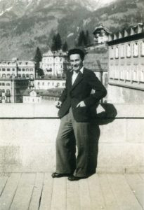 יוסף על הגשר המפורסם. 
באד-גסטיין היא עיר קייט נודעת בדרום מזרח אוסטריה, פליטי המלחמה שוכנו שם בשני בתי מלון גדולים. המשפחה שהתה במקום כתשעה חודשים ומשם עברה לבריסל.