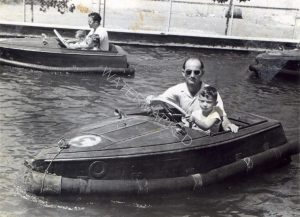 התחלה חדשה בארץ ! 1950, כשנה לאחר עלותם ארצה, צבי טוכמן ובנו אברהם בלונה פארק ביפו.