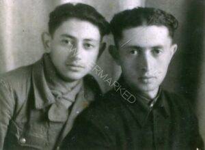 4 באוגוסט 1945, בני הדודים פנחס אוסטרובסקי מימין וברוך גוטמן (אמו של פנחס ואביו של ברוך אחים) נפגשים עם תום המלחמה ! אוסטרובסקי הגיע לפרנוולד עם קבוצת הפליטים היהודים הראשונה בספטמבר 1945.