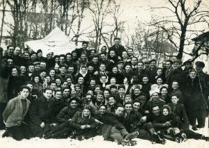 חורף 1945-46 ב"קיבוץ בוכנוולד", אריה קופליק כורע למטה משמאל.