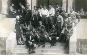 יעקב בושל עם סוודר ראשון מימין, רייז שלישי.