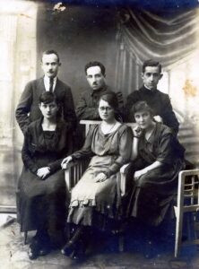 1919, "חבר המורים הראשון בגמנסיה תרבות". 
המורות משמאל לימין: מלכה סמולה, המנהלת הממונה שרה גייפמן (עלתה ארצה) והגננת ב. ברד. המורים משמאל לימין: אליעזר בוסליק, משה קיפר (נחשון) וזאב קורניק (דגני). התמונה מופיעה גם בעמוד 219 בספר הזיכרון לרובנה.