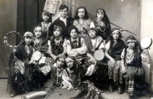 שנה לאחר מכן (1931), עוד נשף פורים של חניכות "השומר הצעיר", עתה ה"אנקורים" היו ל"דבורים". 
המדריך במרכז הוא יהושע (שיקה) בורינטר שנמנה על הנהגת הקן בשנות השלושים, נספה בשואה. המדריכה הצעירה המעונבת שלידו היא בלה לייבגורין, עלתה ארצה. חנה אירלין למטה מימין ולידה חוה לוצקי, נספתה בשואה. יושבת ראשונה מימין גיסיה סמסון, שניה רחל ושלישית יוכבד (יוכה) מה-יפית.