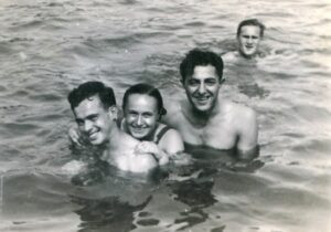 10 באוגוסט 1939, חנה בחזרה ברובנה עירה ימים ספורים לפני עלייתה ארצה. אליק קרופינסקי "בעלה" בנישואים הפיקטיביים, לפניה. 
חנה ואליק יצאו את פולין "ברגע האחרון" ממש, אך ימים ספורים לפני פרוץ מלחמת העולם ! וכך, האידיליה והשמחה הניכרים בתמונות הללו, הם גם בבחינת נס של חיים על פי תהום שבאו על סיומם הטוב. יחד עם זאת, כאן גם טרגדיה עצומה כמובן, היות שהסיפוח הסובייטי את מזרחה של פולין וסגירתה כבצבת חרצה את גורלם של הנשארים מאחור והחברים ובני המשפחה, נספו רובם ככולם בשואה.