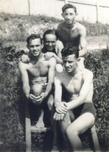 לחוף הים, באותו זמן ובאותו מקום, חנה "חוגגת" בימים האחרונים שלפני העליה ארצה - משה "פערד" מעליה ואליק קרופינסקי מתחתיה.