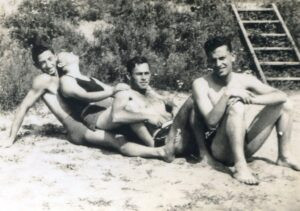 החברים הקרובים - אותו זמן, אותו מקום (לחוף הים).