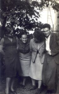 12 באוגוסט 1939, ביקור פרידה נוסף מפולין: חנה, שניה משמאל, בעיר רדום (Radom) סמוך לעלייתה ארצה. חבר בשם מרדכי מימין וחברתה פסל ביניהם. החברה משמאל לא זוהתה. 
העיר רדום במרכז פולין, בין ורשה ללובלין ואף שתמונה זו (ונוספות כאן) צולמה פחות משלושה שבועות ! לפני פרוץ מלחמת העולם, אין בהן ולו רמז דק למצב רוח קודר או מתוח. גורלם של רבים מהמצולמים כאן נחרץ. ראו פרטים נוספים על גב התמונה.