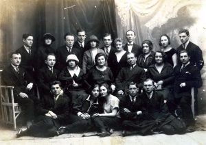 1923, קבוצת פעילים לטובת ילדים יתומי/פליטי מלחמת העולם הראשונה. בפעילות הומנית מסוג זה, בין אם חברתית, חינוכית או בריאותית, בלטה נוכחותן של נשים וכן של בעלי/ות אמצעים שיכלו לתרום גם מהונם הפרטי לטובת הענין. בין המזוהים בתצלום: בשורת הביניים, ראשון מימין אליהו לרנר, שלישי אריה לייב קליקה, שישי לייב שפילברג, למעלה שלישי משמאל אברהם חיים נאמן ושישי ישראל דינס.