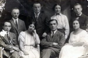 1924, תצלום מזכרת לפני העליה לארץ ישראל. עומד מימין אברהם ארמל, שלישי אברהם חיים נאמן (הנפרד מחבריו), יושב שני מימין ישראל דינס ומשמאל פסח לייב הירשפלד. ראו גם כיתוב על גב התמונה.