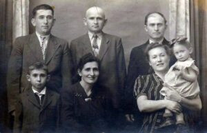 הניצולים במחנה עקורים באוסטריה: 
הרש'ל (צבי) פרויקע'ס שתדלן למעלה מימין, אשתו חנה ובתם פאני מתחתיו. אברהם (אברום) שתדלן במרכז. יוסל'ה וינשטיין (אמו לבית שתדלן) למעלה משמאל, אשתו סוניה ובנם דב מתחתיו. יוסל'ה גם הציל את אחות אשתו, בתיה (לבית רבר), אותה הוא העלה ממש בכח על עגלת הבורחים !