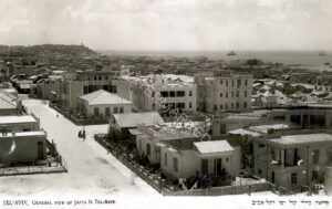 אמצע שנות העשרים (של המאה ה 20). כחצי מאה אחרי שפליקס בונפיס צילם את הפנורמה שלו וכשלושים שנה לאחר תצלום הבזאר המרהיב (שני הכותרים הקודמים), כאן באזור שמצפון ליפו, הפרדסים והבוסתנים נעלמו, והוא בנוי עתה בצפיפות מירבית, עדיין בניה נמוכה וצנועה יש לומר. (גלוית תצלום בהוצאת "האחים אליהו" יפו - תל אביב). 
ניתן לזהות כאן את שכונותיה הדרומיות של תל אביב - נווה צדק ונווה שלום ואת שכונות אירשיד ומנשיה היפואית המהוות כולן גוש רצוף אחד. מחנה האוהלים בין הבתים בימין התמונה הוא שכונת "אהל משה", השכונה שהוקמה ב 1906 ואשר היתה למעשה השכונה היהודית האחרונה בתחומיה של יפו (טרם הקמתה של אחוזת בית/תל אביב ב 1909), כיום סביב רחוב הראשונים שבין שבזי ולילנבלום.