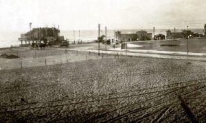 בית הקזינו משמאל ובתי המרחצאות במרכז ומימין, גלויה מצולמת מאמצע שנות העשרים. ניתן גם להתרשם כי נתיב רחוב אלנבי העושה דרכו אל שפת הים, בתולי לחלוטין ! 
תל אביב באותן שנים היתה בעיצומה של תנופת בניה והתפתחות יוצאת דופן ואולם, החל משלהי שנת 1925, היא גם היתה הנפגעת הראשונה, והעיקרית, של המשבר הכלכלי והתעסוקתי הקשה שפקד את הארץ.