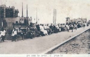 אמצע שנות העשרים, אטרקציית הבילוי ליד הקזינו (משמאל) ובית המרחצאות (מימין) בכיכר הרברט סמואל (כיום "כיכר האופרה"). גלויה בהוצאת "ארצנו" המתוייגת - "החיים על שפת הים".