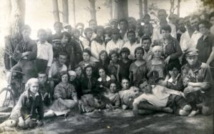 1927, עוד ועוד פעילות בחיק הטבע .... ללא ספק ביטוי הכמיהה לחופש ולעצמאות של הצעירים האידיאליסטים ופורצי-המסגרות הללו.  מרשימה כשלעצמה גם הכמות הגדולה של הלוקחים-חלק דרך קבע בארועים הללו. מלכה שוכבת למטה במרכז, אברהם רייז למעלה רביעי משמאל.