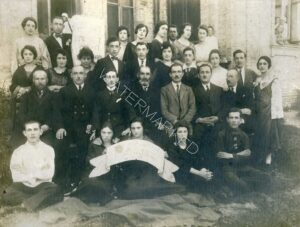 אותו זמן, אותו מקום. לצוות המטפל, למרבה הצער, לא נותר מקום עם ה"מכובדים" בחזית וכך הוא נותר מציץ מהפתחים מאחור. ראו כאמור סקירה נרחבת להלן.