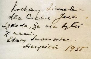 בכתב ידה של רחל שטריק לאחיה הצעיר שמחה פיסיוק (בפולנית) על גב התמונה: "סימהל'ה אהוב - (התמונה) בשבילך סאנה (שם חיבה), חבל שלא היית איתנו. סטארי סמוקובייצה, אוגוסט 1935". 
שוב, חודשי הקיץ הם זמן החופשה שאין לפסוח עליה וגם אלה שאינם מתגוררים עוד ברובנה, מגיעים להתכנסות המשפחתית בארופה ! והפעם, זו עיירת הנופש סטארי סמוקובייצה בהרי הטטרה בצפון סלובקיה.