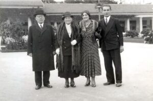 בפרנצנסבאד, מאתרי הנופש האקסלוסיביים בארופה ! הרץ מאיר ואשתו שולמית, בנם שמחה ואשתו הטריה מלכה לבית רוקח. 
שמחה (שימה), בן הזקונים של הרץ מאיר ושולמית, נשלח ארצה בנובמבר 1925, נער בן פחות מ 14, באקט ציוני וחלוצי מובהק, ללמוד בביה"ס הראלי בחיפה. שתי הנשים עוטות צעיפי פרווה, זה של שולמית יוקרתי מאין כמותו ! הרץ מאיר חמור-הסבר לא מצליח להעלות, אפילו חיוך דק, על שפתיו.