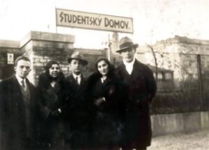 בשלט, בפולנית - מעונות הסטודנטים. מימין: נחמיה פיסיוק, אחותו פרידה ושמעון (סיומה) רוסי, חבר של פרידה. 
רוסי (Rossi), לימים ד"ר רוסי, ב 1938 היגר לארה"ב ובזמן מלחמת העולם שרת כרופא בצבא האמריקאי בחזית האוקיינוס השקט וביפן.