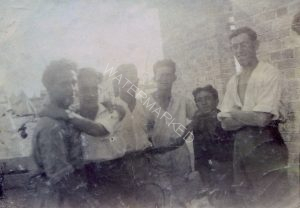 פגישה נרגשת ביום הגעתו של זוסיה ארצה. אך שנה ומספר חודשים חלפו מאז נפרדו בעיירת הולדתם, יהודה משמאל מחבק את אחיו הצעיר החובר אליו בא"י. התמונה צולמה במחנה האוהלים (ברקע) של פלוגת "גדוד העבודה" בתל אביב לה השתייך יהודה באותה עת, חברים נוספים לצידם ביום החג הזה. 
עפ"י הידוע במשפחתנו מאז ומתמיד, מילותיו הראשונות של זוסיה לאחיו עם רדתו לחופה של יפו היו: "האין אלה (הערבים) שהרגו לנו את יוסף חיים (ברנר) ועתה אני מתהלך ביניהם ?".