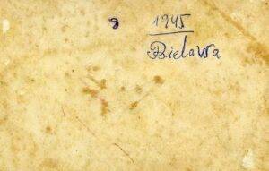 "1945 Bielawa" כתבה טובה במקור על גב התמונה. עוד על השנה שעשתה במחנה, ראו בנספח.
