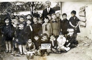 בית הספר העברי בעיירה טלוסטה (Tluste), מחוז טרנופול, עם המורה מרדכי ספקטור, 1928 בקרוב.